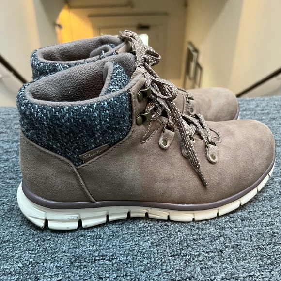 🌸 Skechers Synergy Cold Daze Casual Boots Women's Taupe - Picture 3 of 10